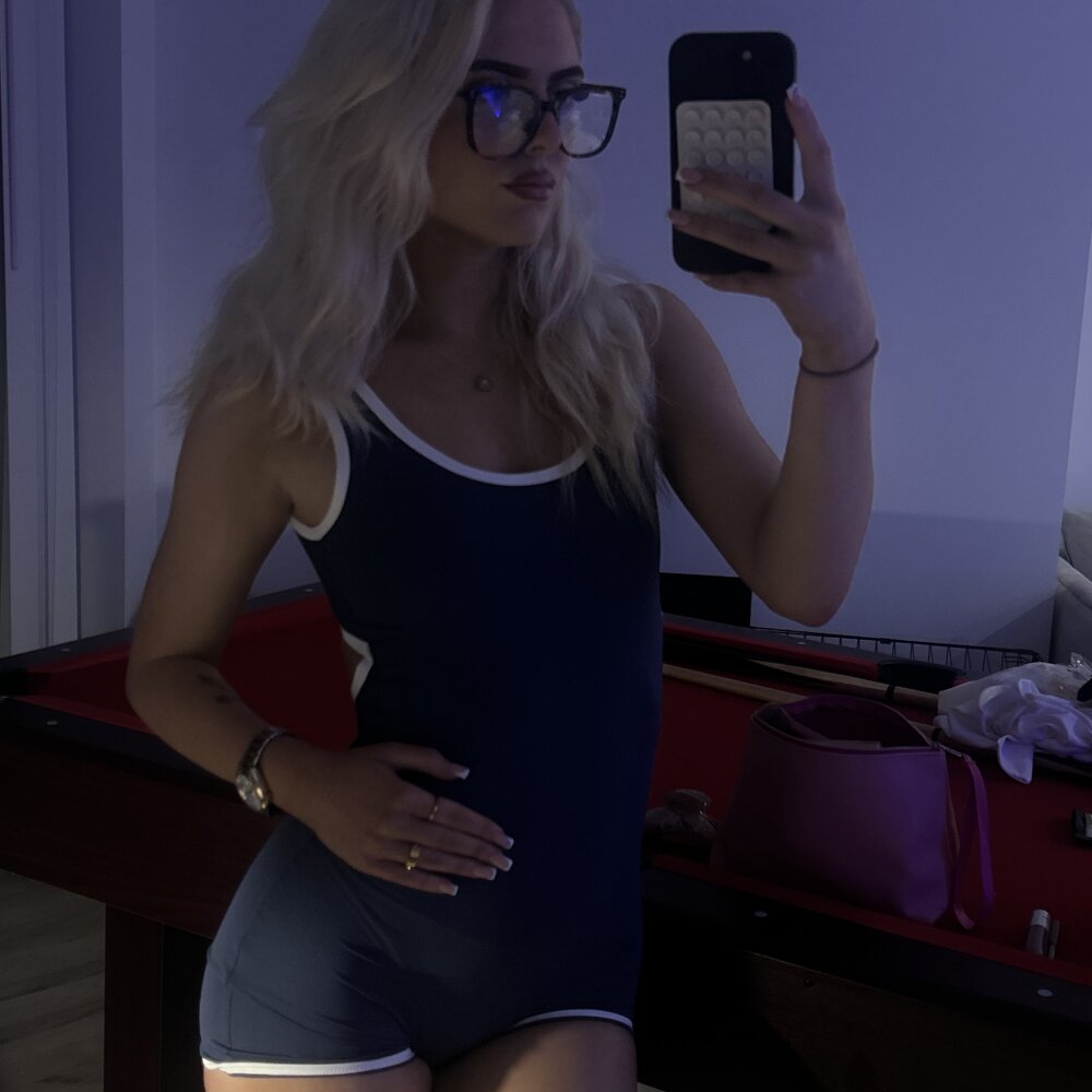 Hornyhallie's Offline XXX Chat