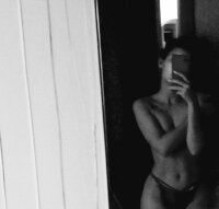 hloya_tate offline chatrum