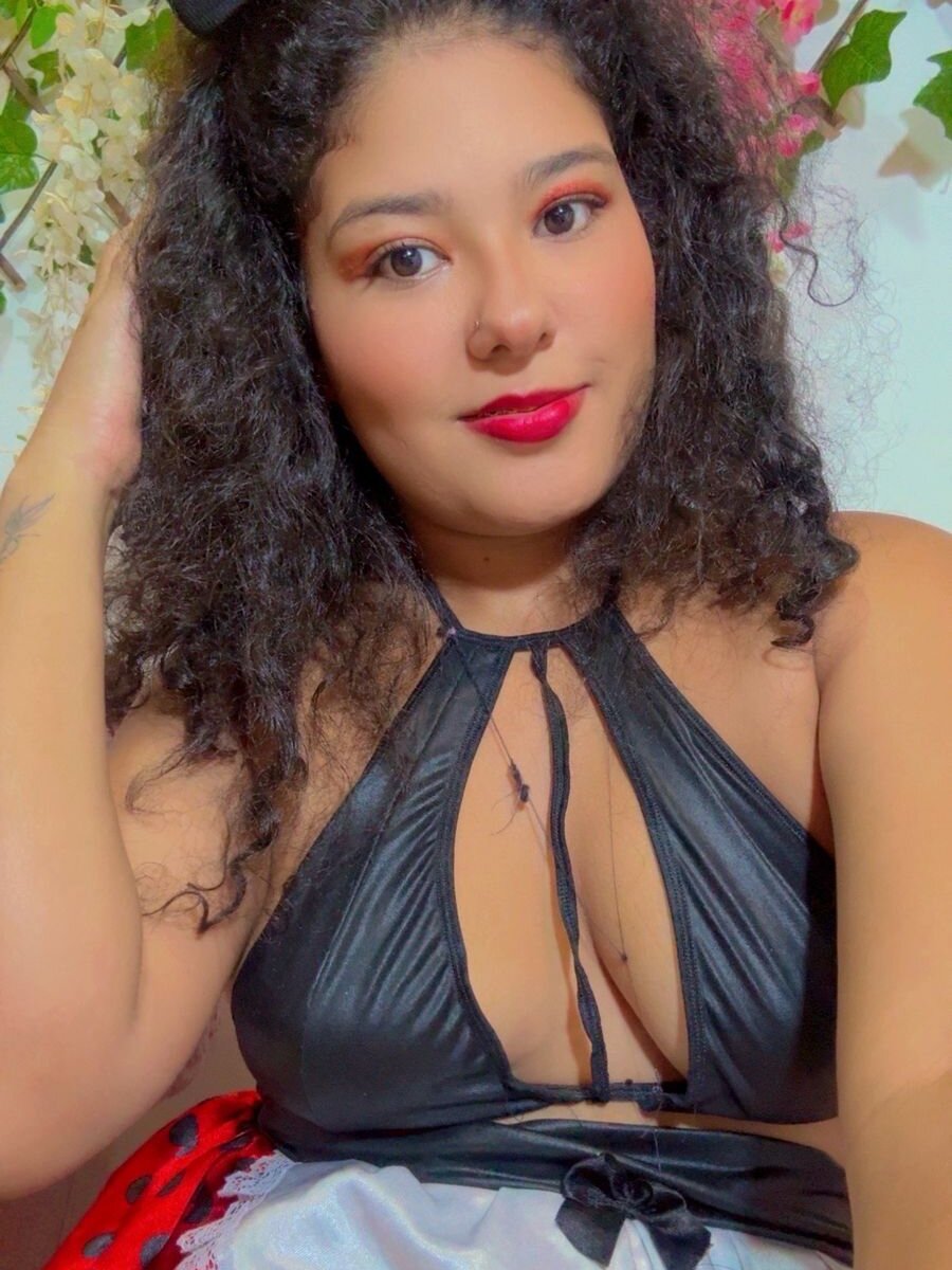 Hotcurlylatina profile