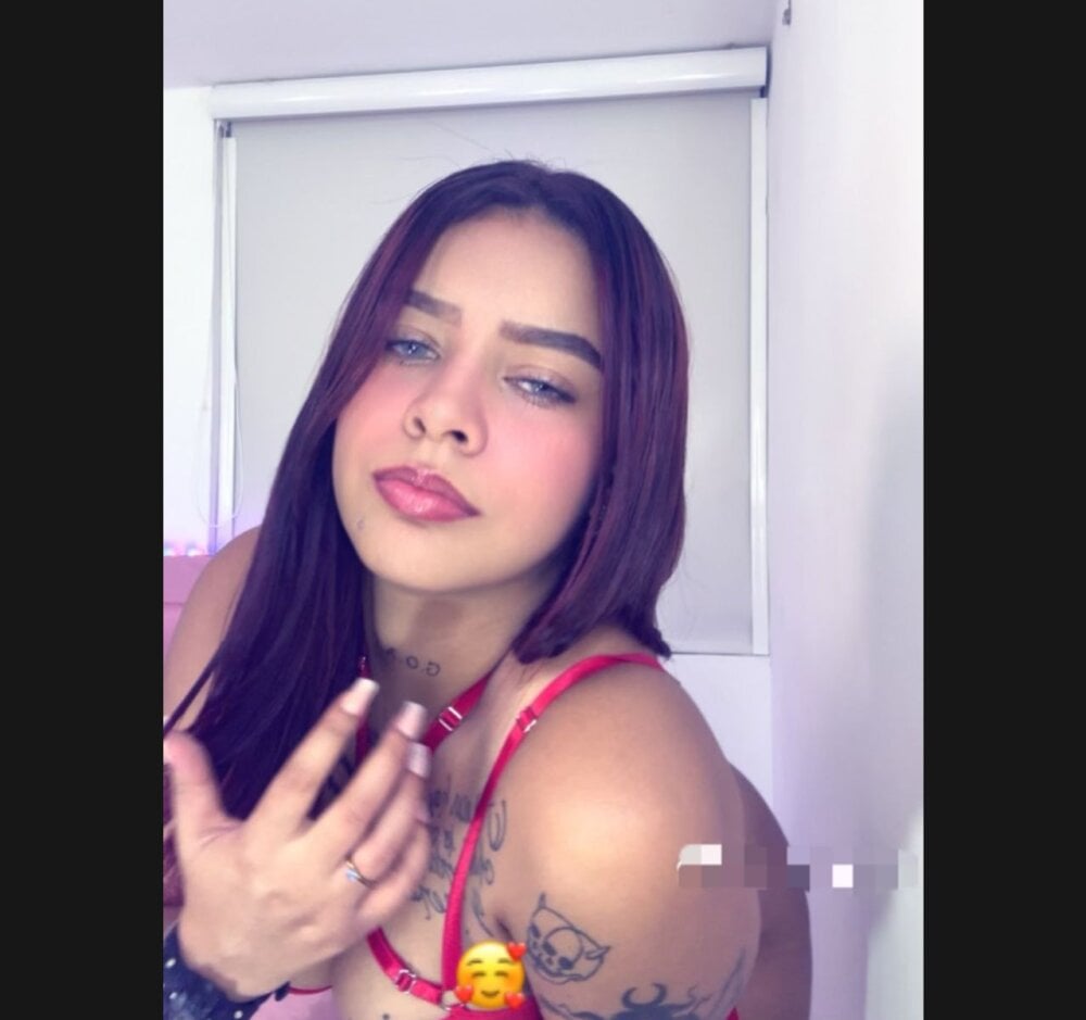 free6cams.com selenagreyy livesex profile in col cams