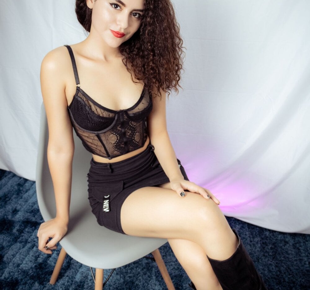 Live sex webcam photo for Pretty_latina22 #290087460