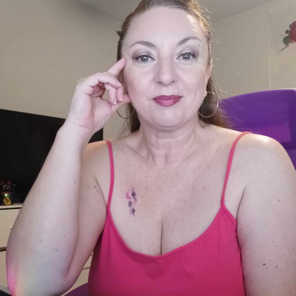 pornsexycams.com suziereigns1 livesex profile in white cams