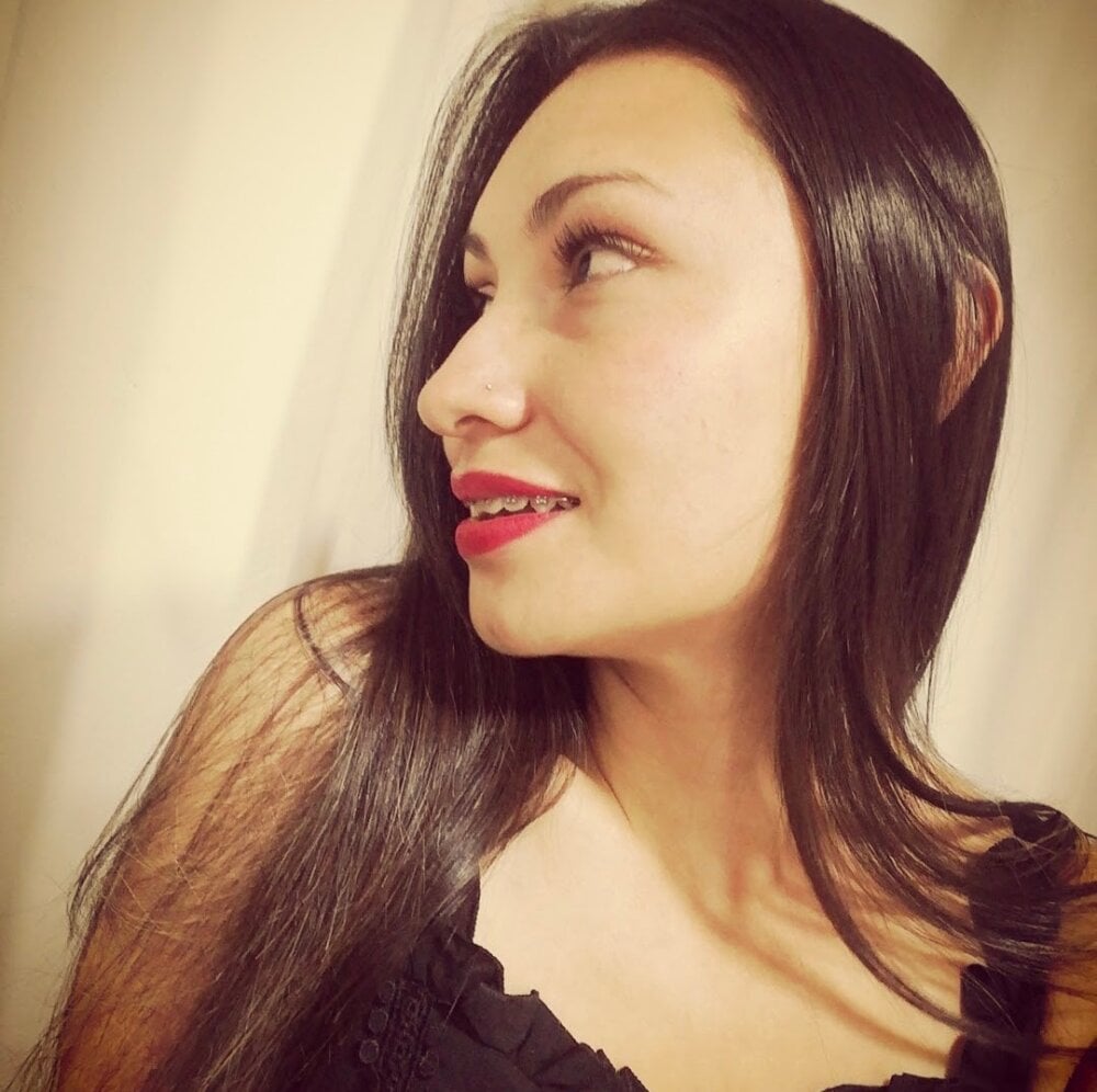 Ivonny911 live cam model at StripChat