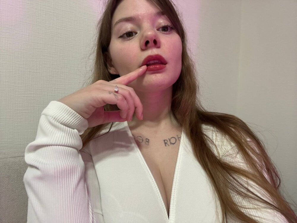 stripchat loralust webcam profile pic via sexcityguide.com