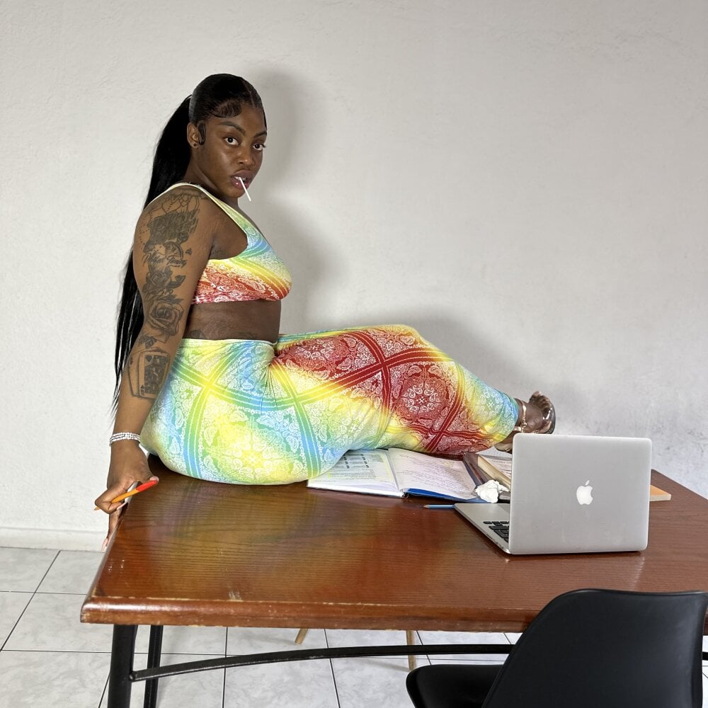 BedroomBullyX5 live cam model at StripChat