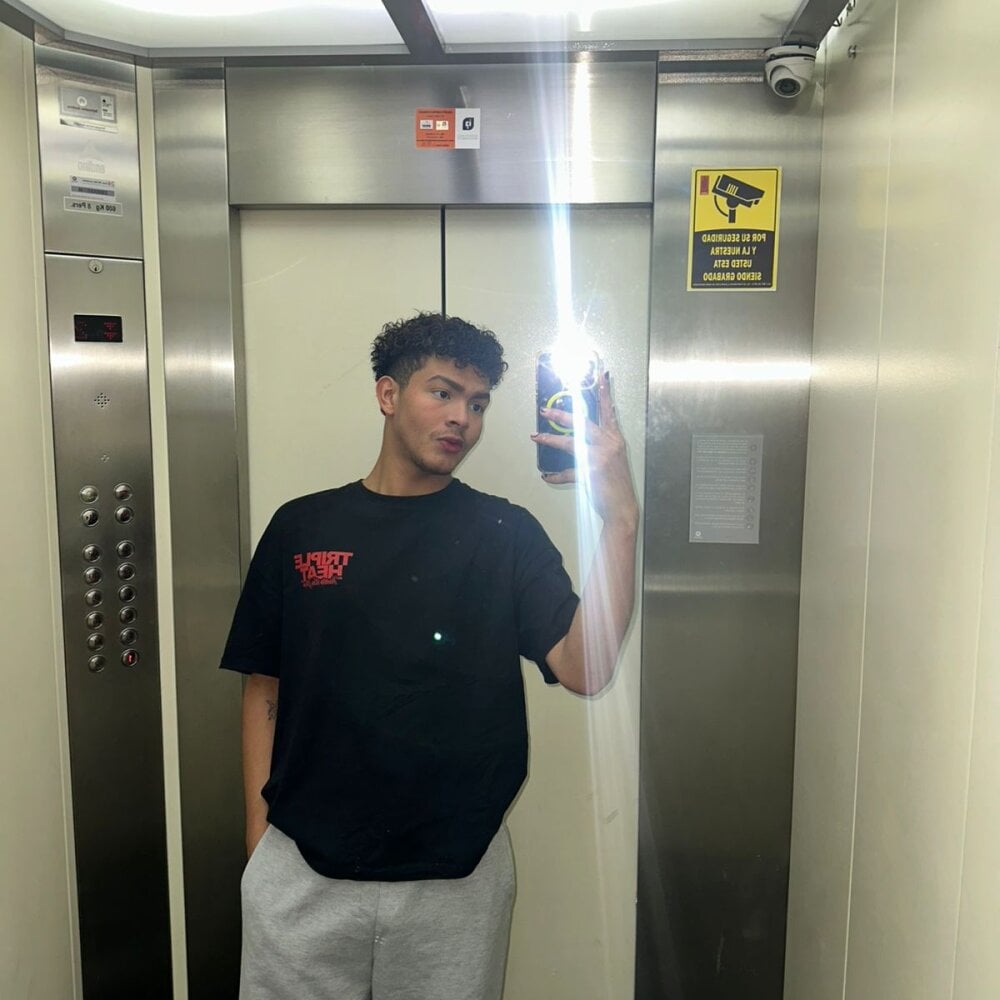 caleb_storm's Offline XXX Chat