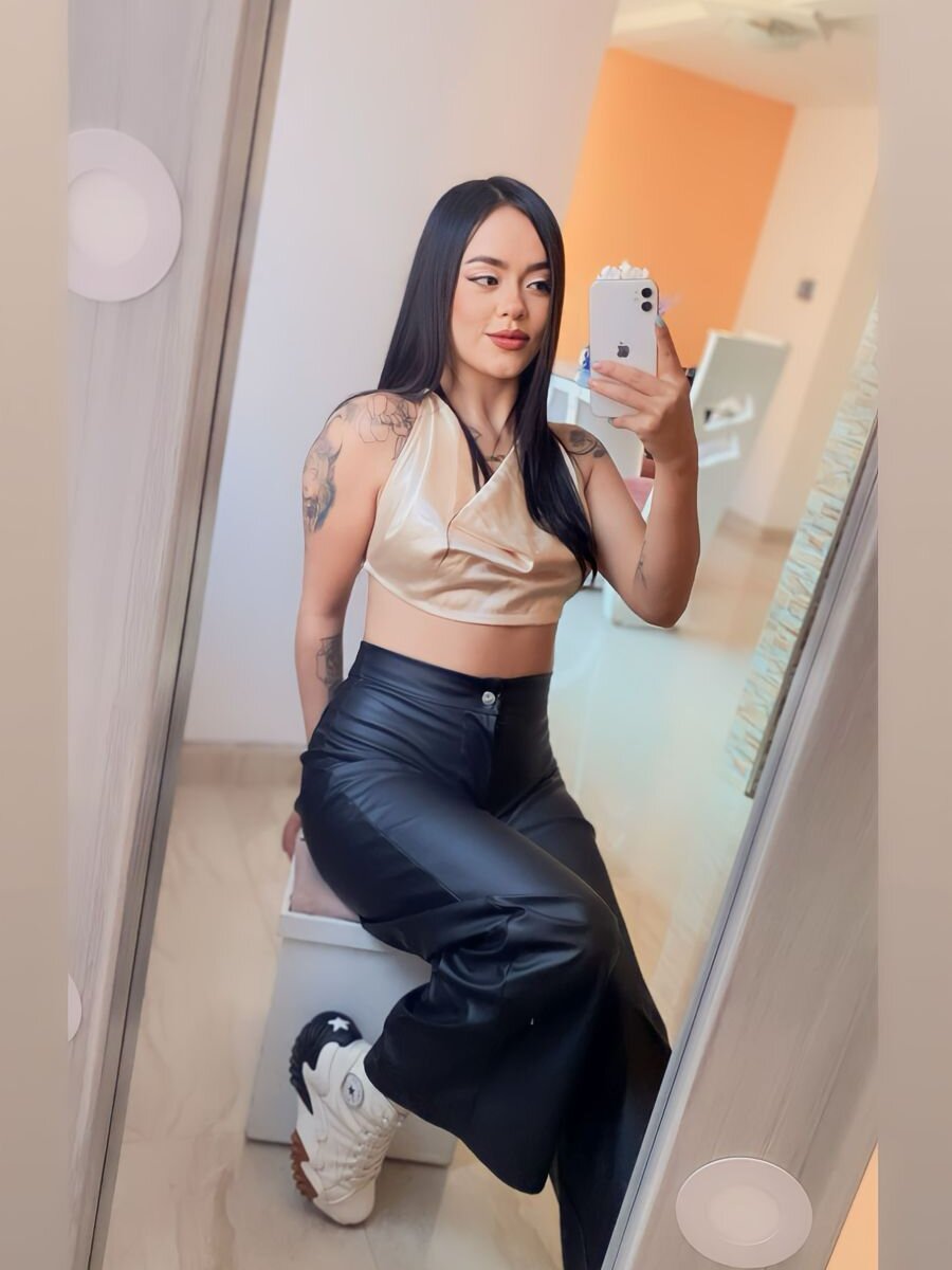 Live sex webcam photo for Aliz_Jade2 #290002907