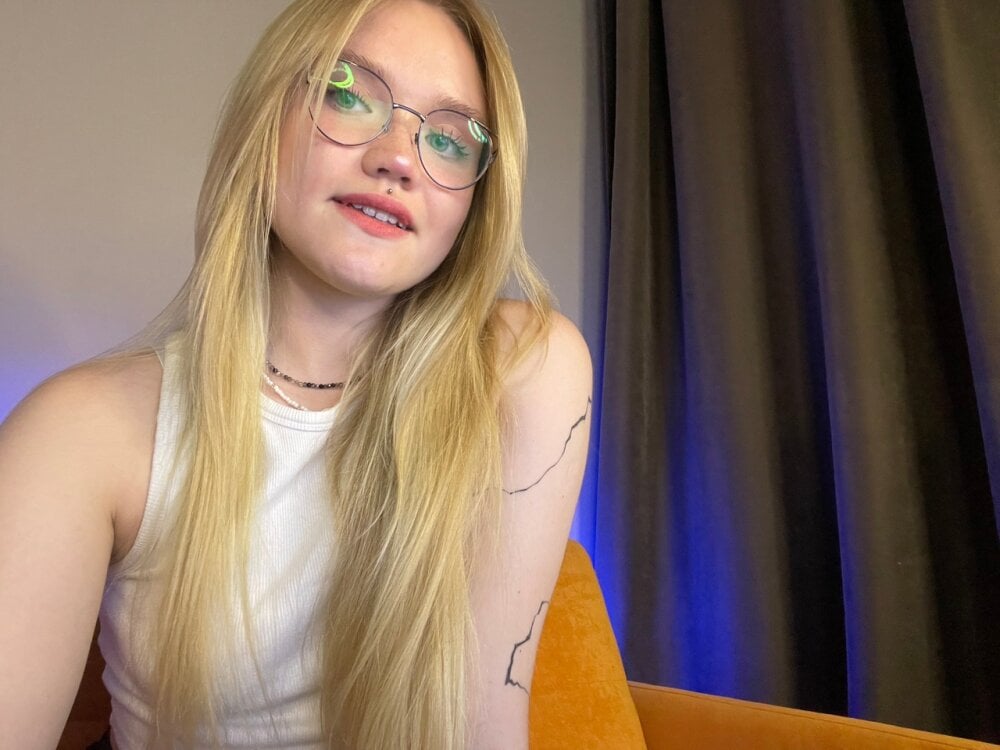 Live sex webcam photo for Aurora_Golden1 #289859864