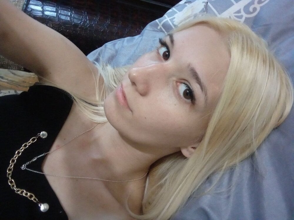 elivecams.com maybe_doll livesex profile in blond-hair cams
