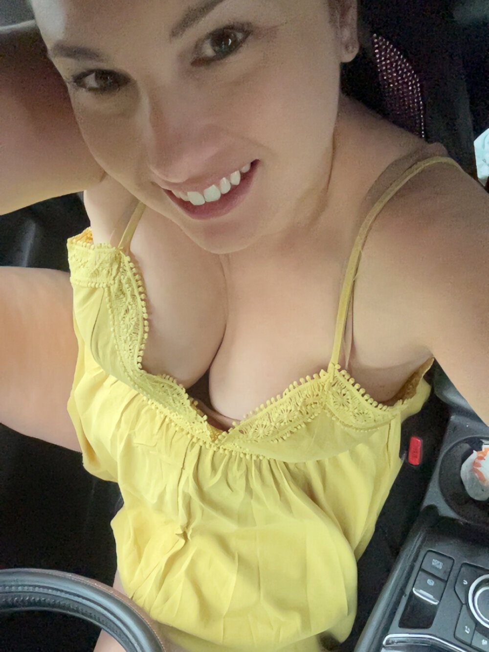 MilfyMrsRobinson live cam model at StripChat