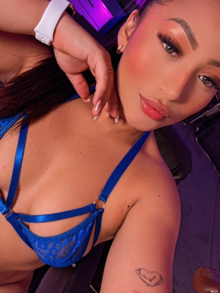 Lillyortiz live cam model at StripChat
