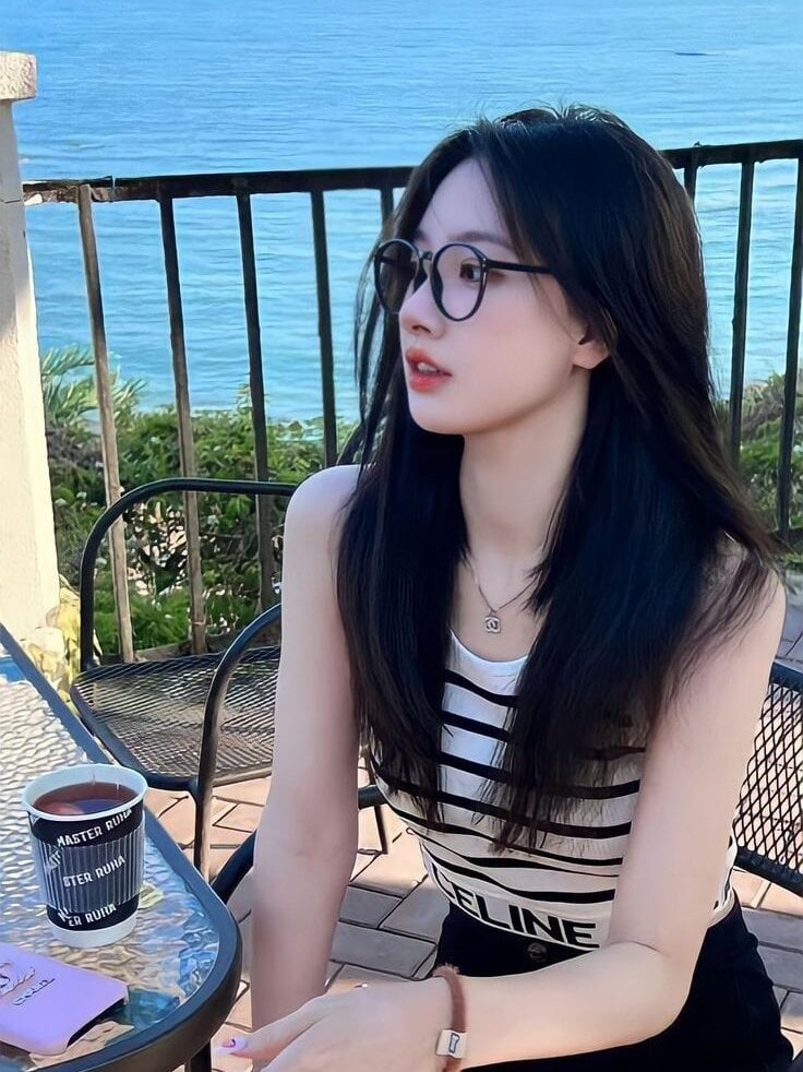 myliveeroticcams.com bee-bgolden livesex profile in i-live-in-the-sunflower-field cams