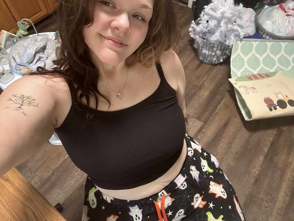 Starryluvvy23 live cam model at StripChat