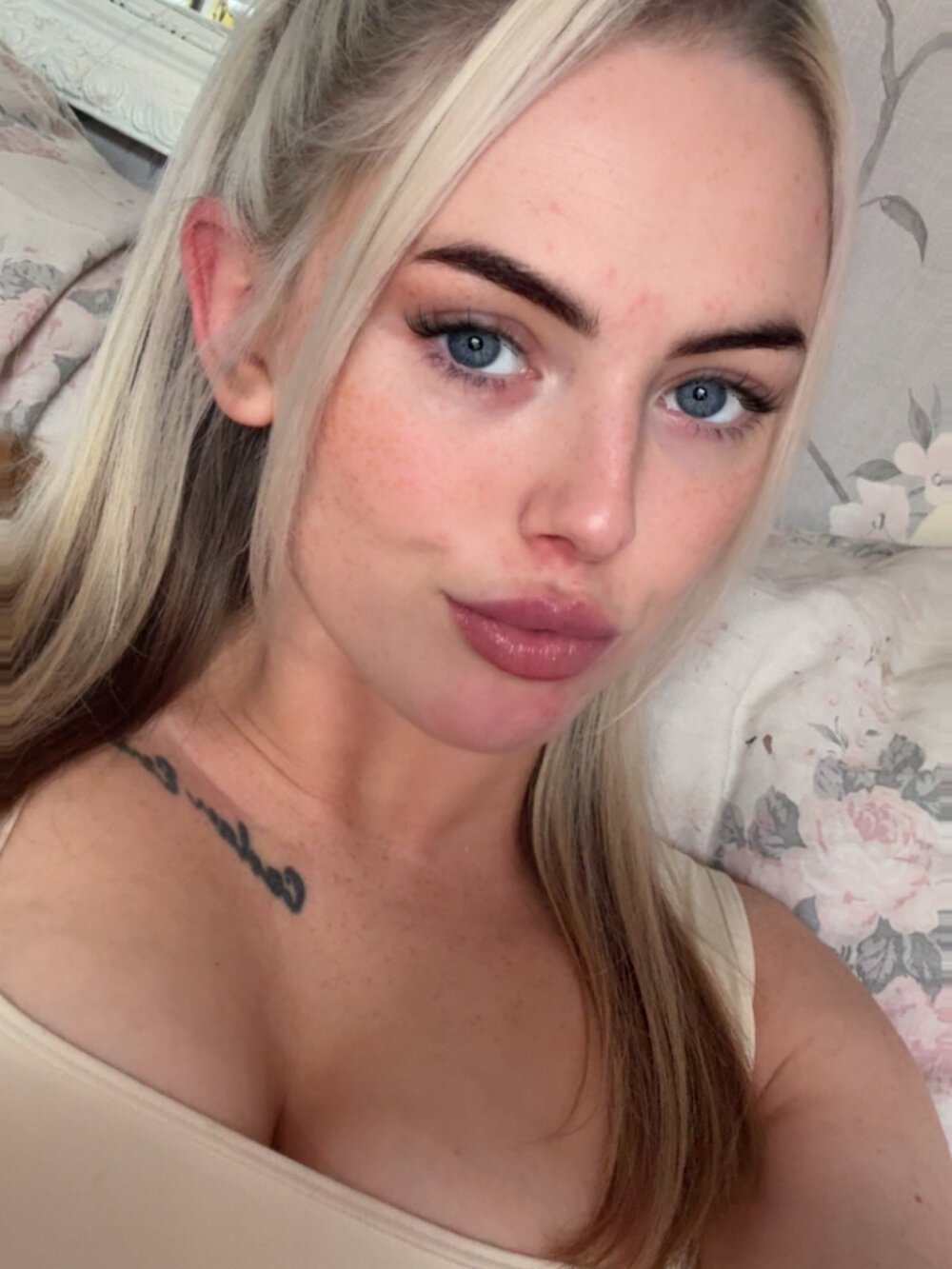 stripchat bonnie-blonde webcam profile pic via pornos.live