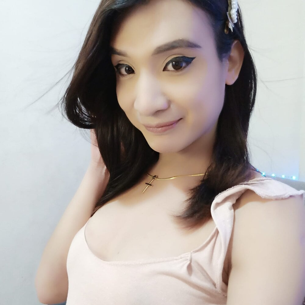 AsianKathiefoxy live cam model at StripChat