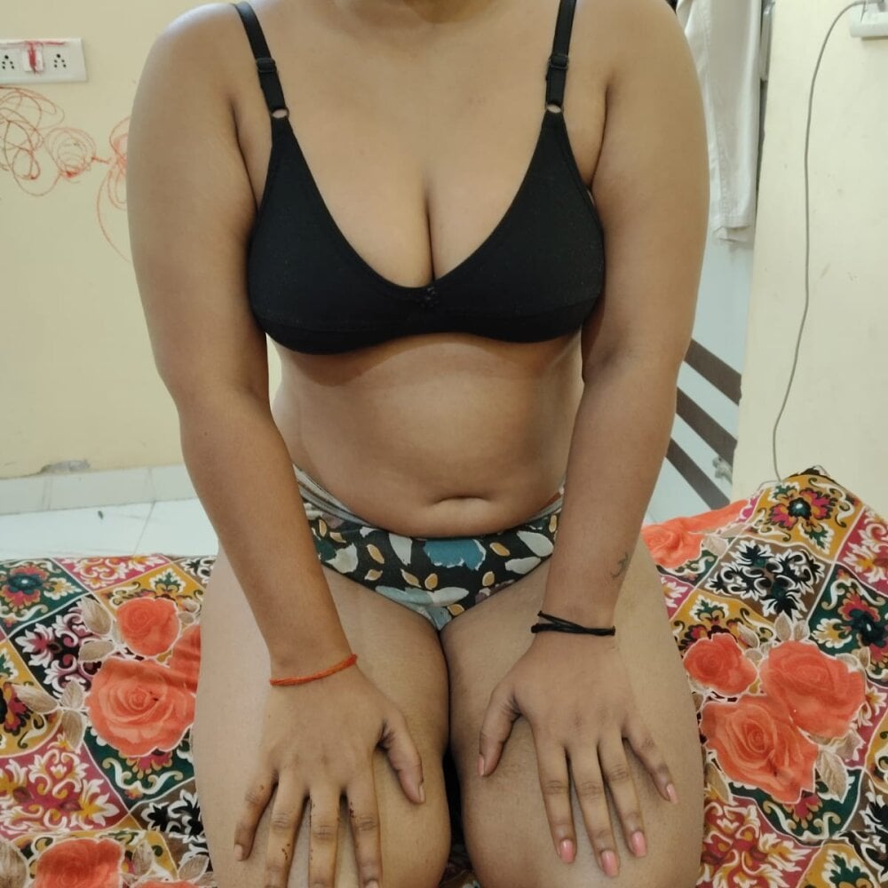 janu_Roshani live cam model at StripChat