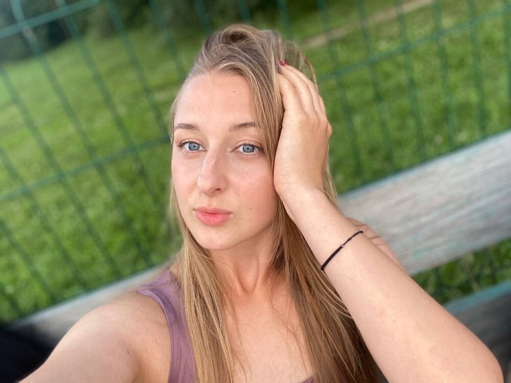 watchgirlcam.com alpina_23 livesex profile in chamber-of-secrets cams