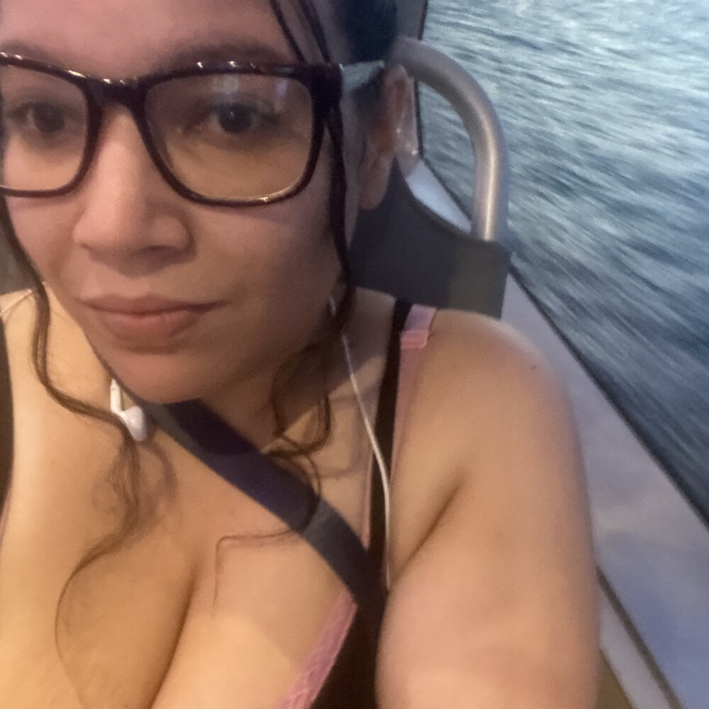 pornos.live bellakay19 livesex profile in in-a-secret-bunker-with-cookies cams