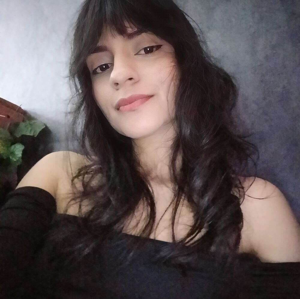 Alana--w profile