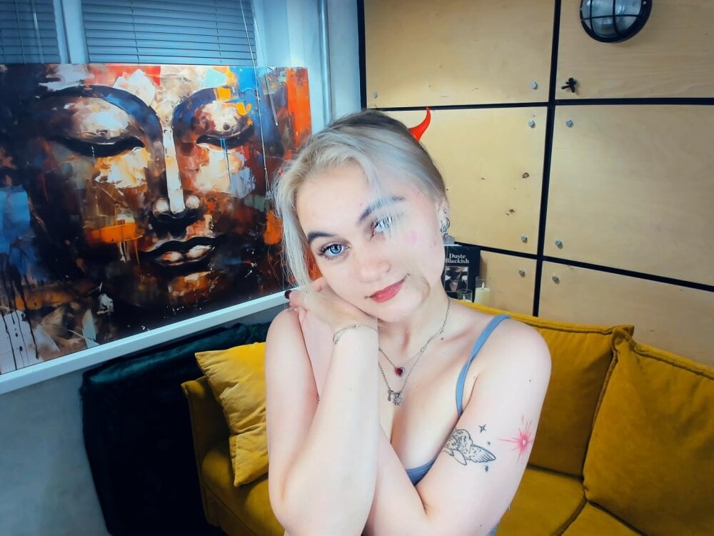 BeatrixEsser live cam model at StripChat