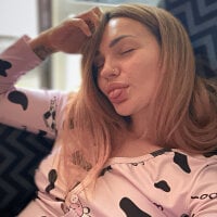 SaraLow's webcam live show