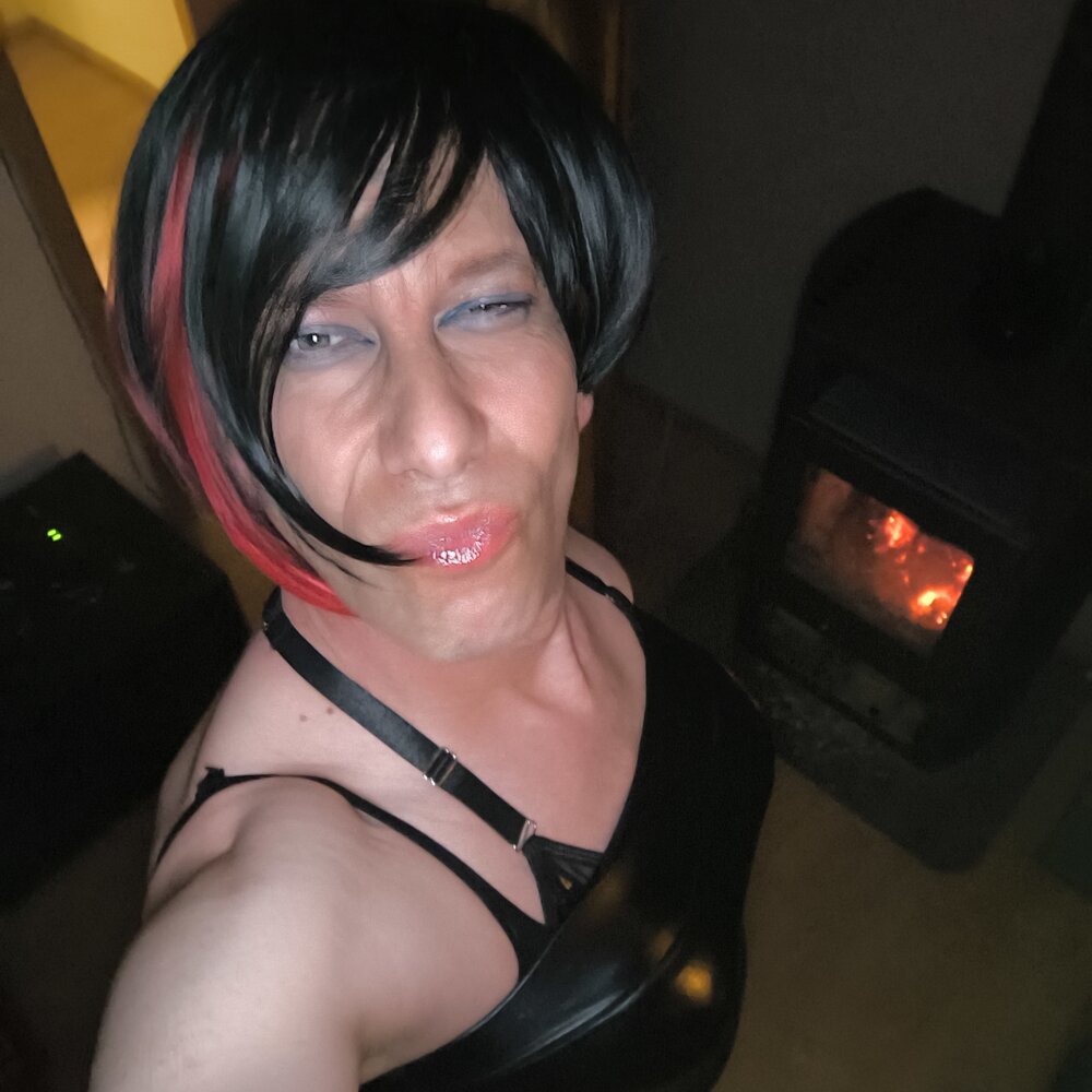 CrossDress76's most recent online preview