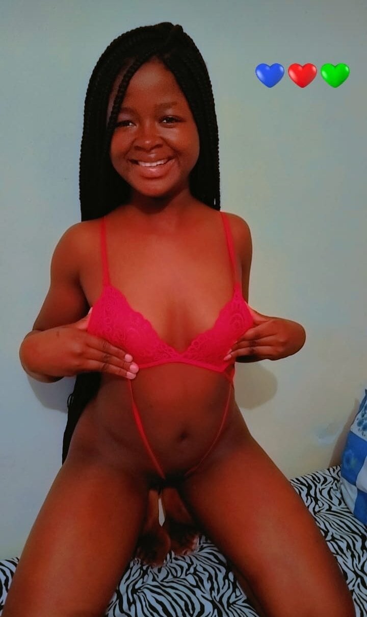 Live sex webcam photo for African_petite1 #289991157