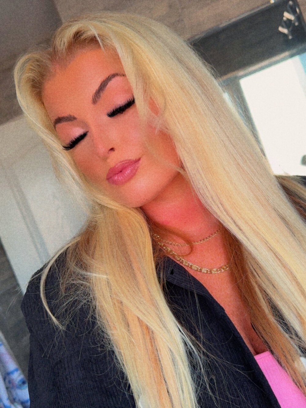 elivecams.com kikimaexox livesex profile in blond-hair cams