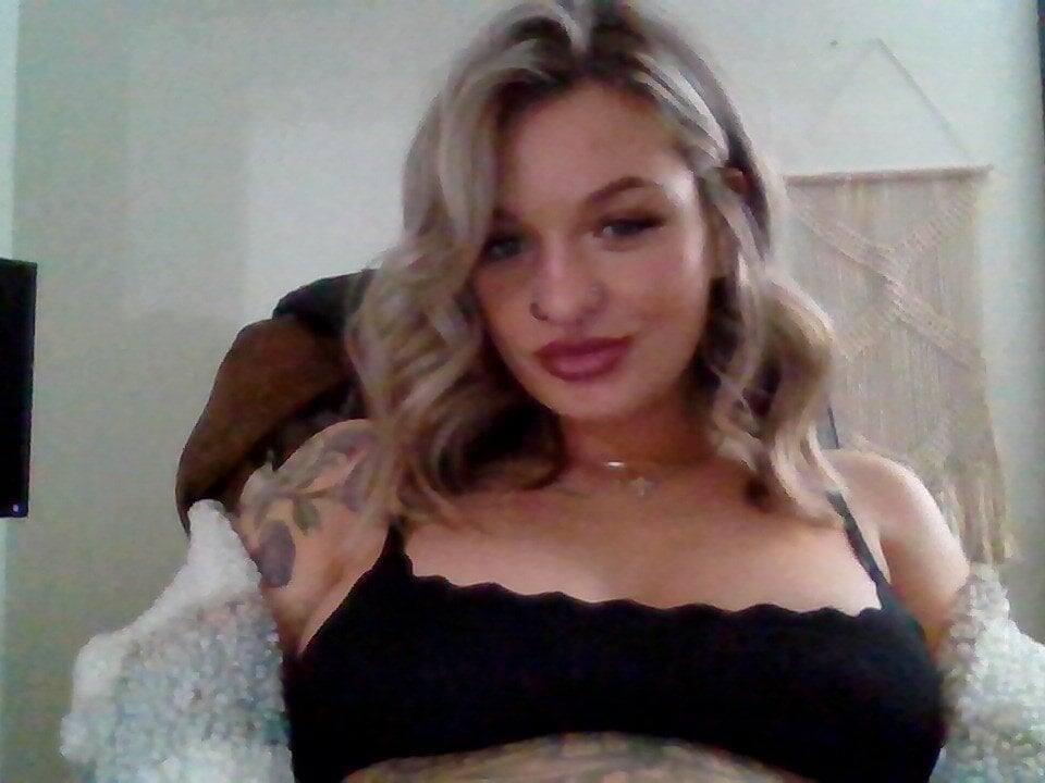 Piperpipedapiper live cam model at StripChat