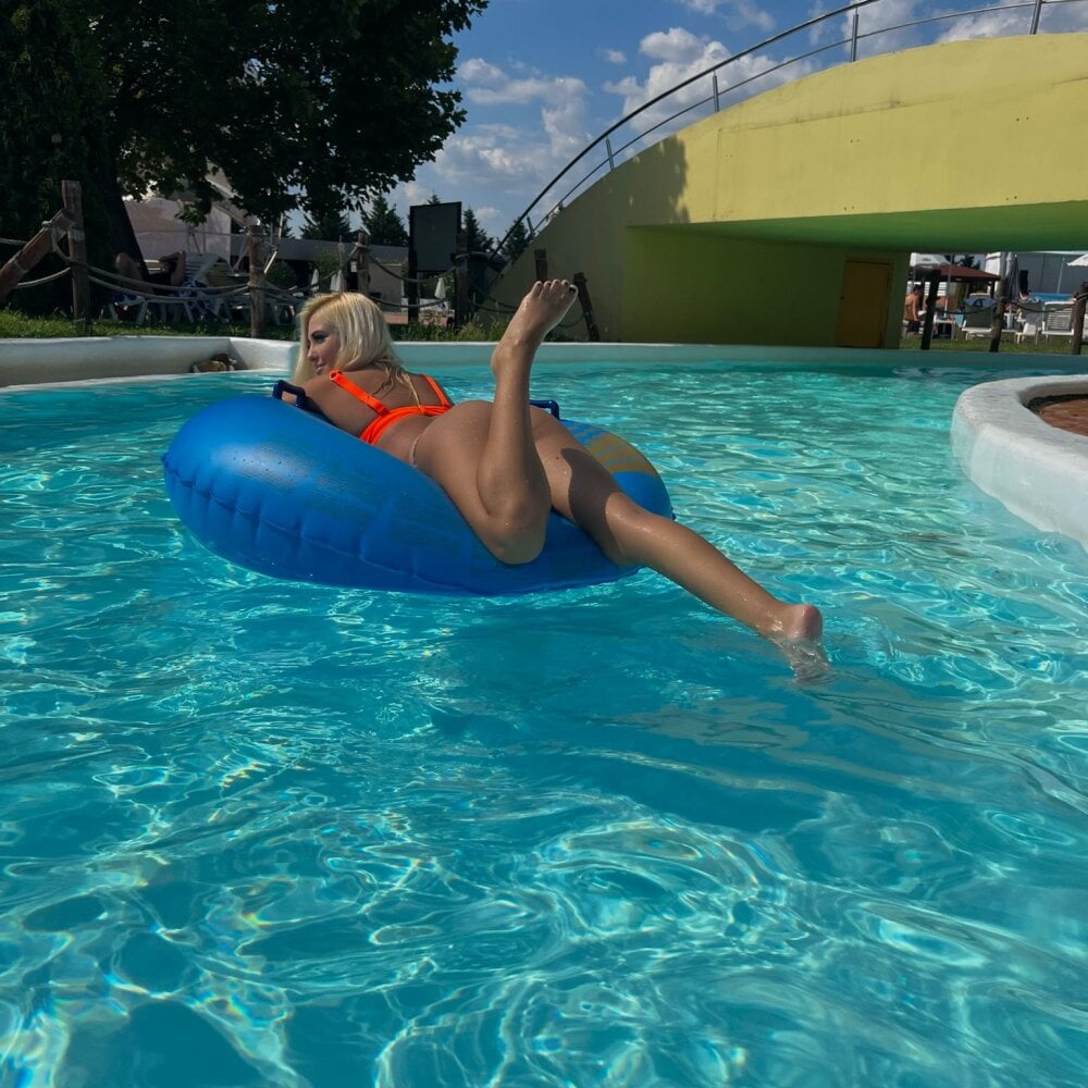 glamcambabes.com miagoldd_ livesex profile in white-hair cams