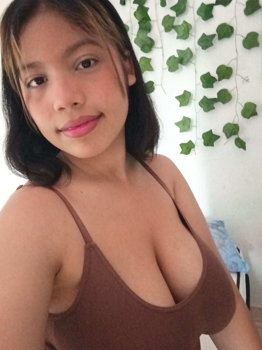 stripchat zharojones webcam profile pic via glamcambabes.com