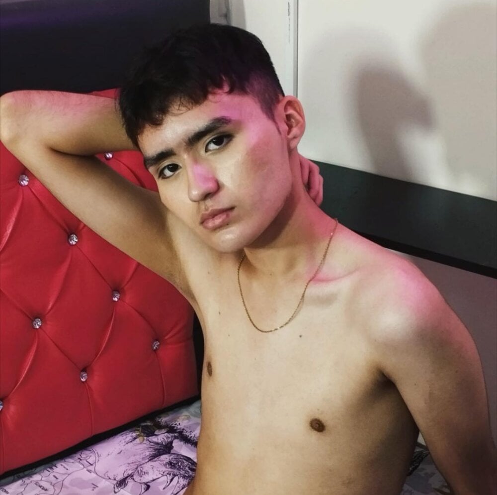 camilo_fire18 from stripchat