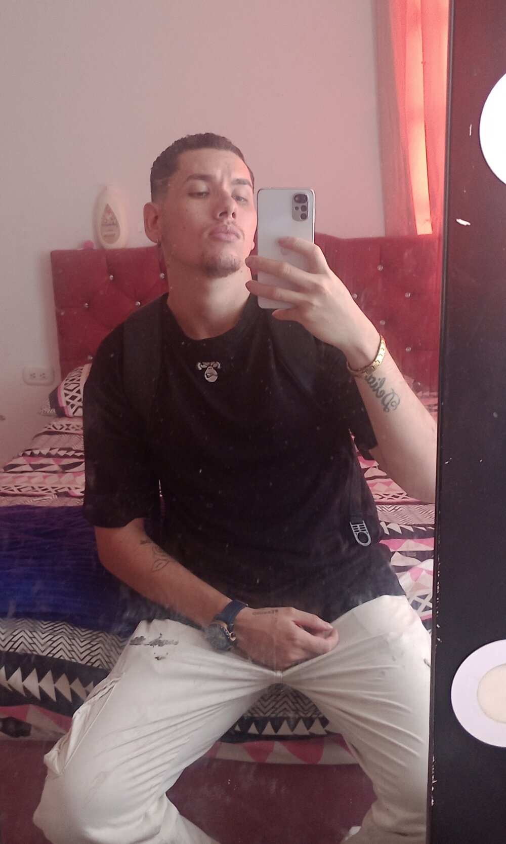 CrownedScrumpy_1's Offline XXX Chat