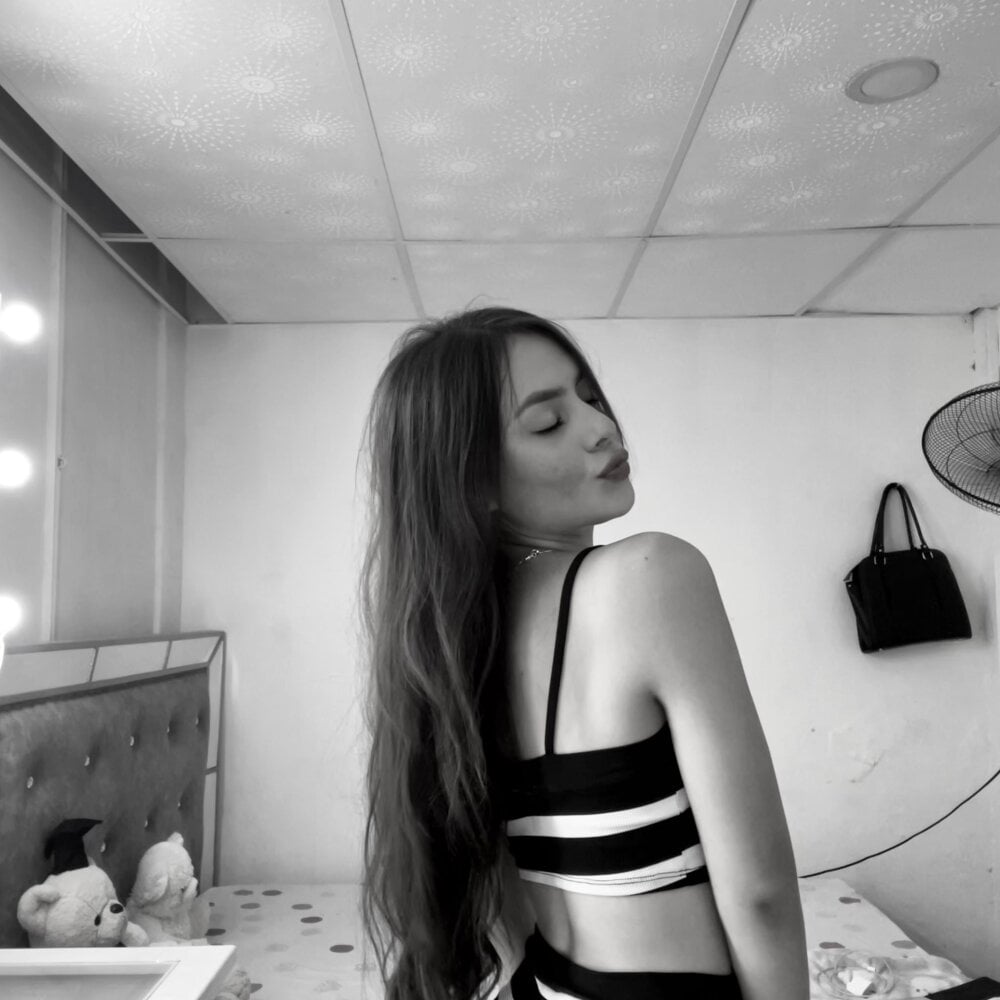 stripchat natalia_salas17 webcam profile pic via iluvcams.com