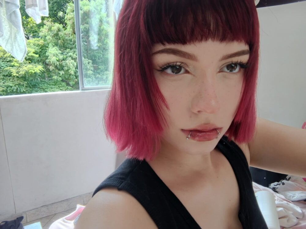 rebecasnow from stripchat