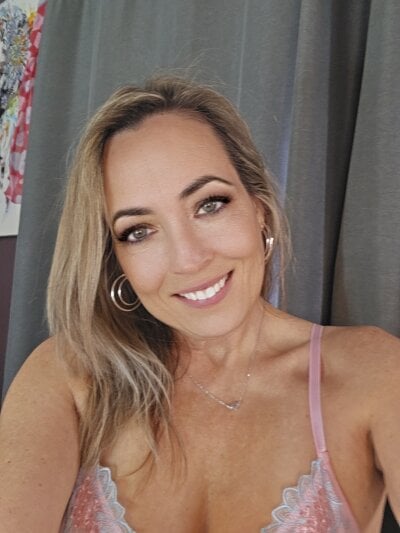 Cherry-red-xo on StripChat