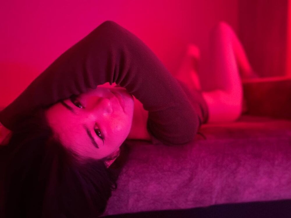whysann live cam model at StripChat