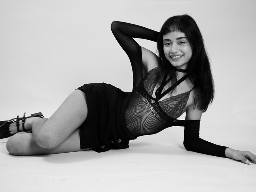 chatnmate.com iriissweet livesex profile in from-poland cams