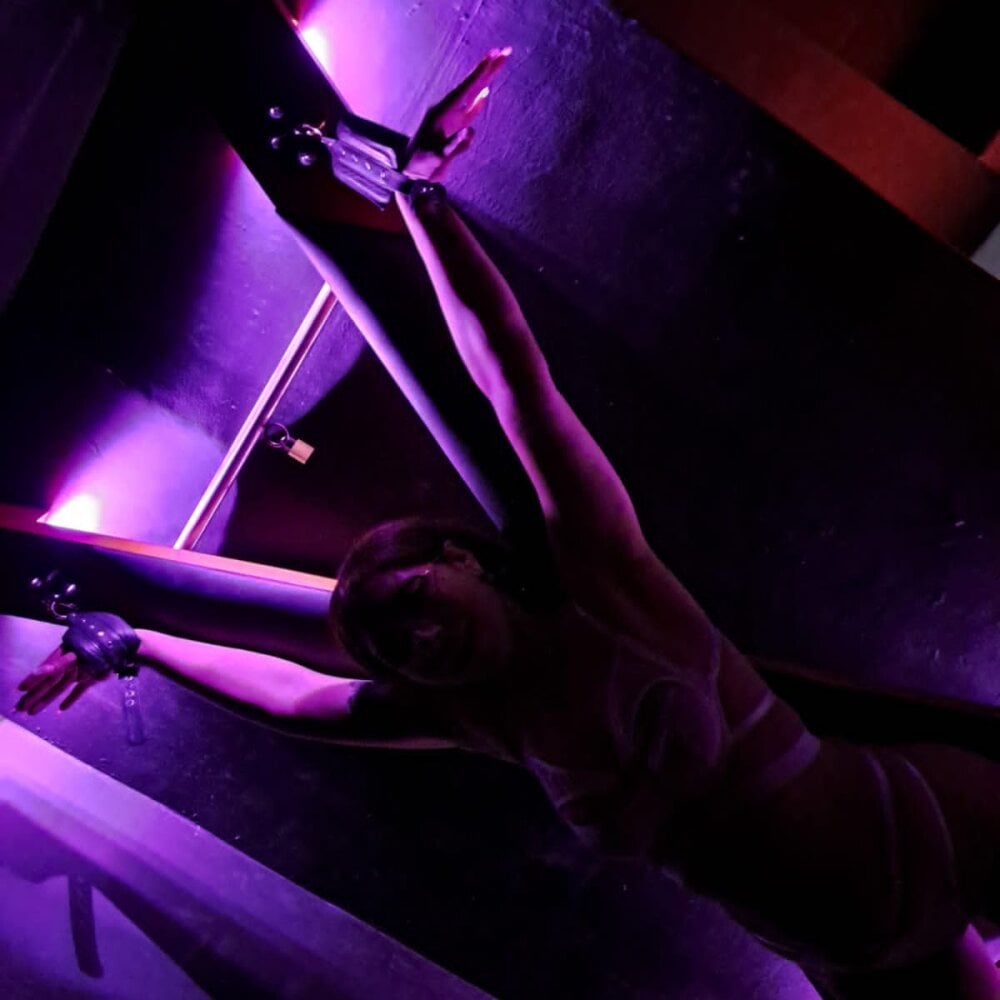 angela_ivanova's Offline XXX Chat