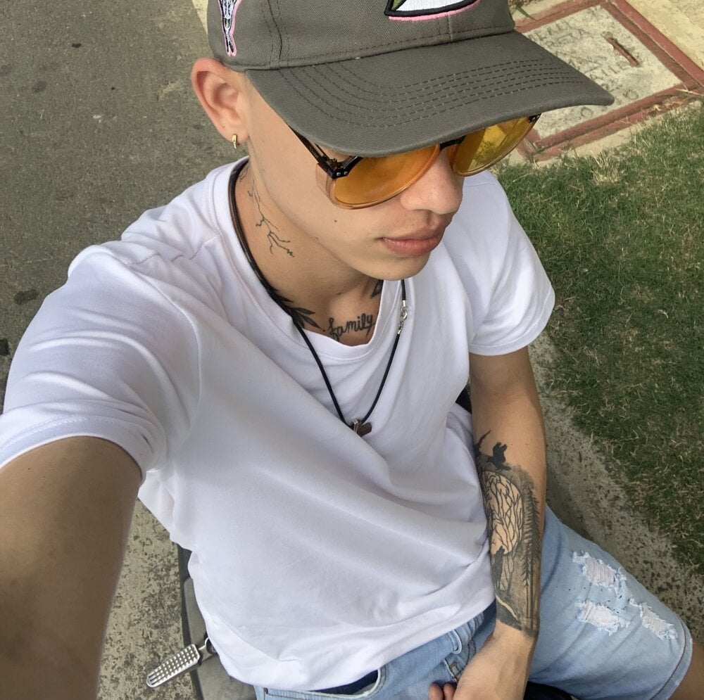 Live sex webcam photo for liamsexy01 #290104485