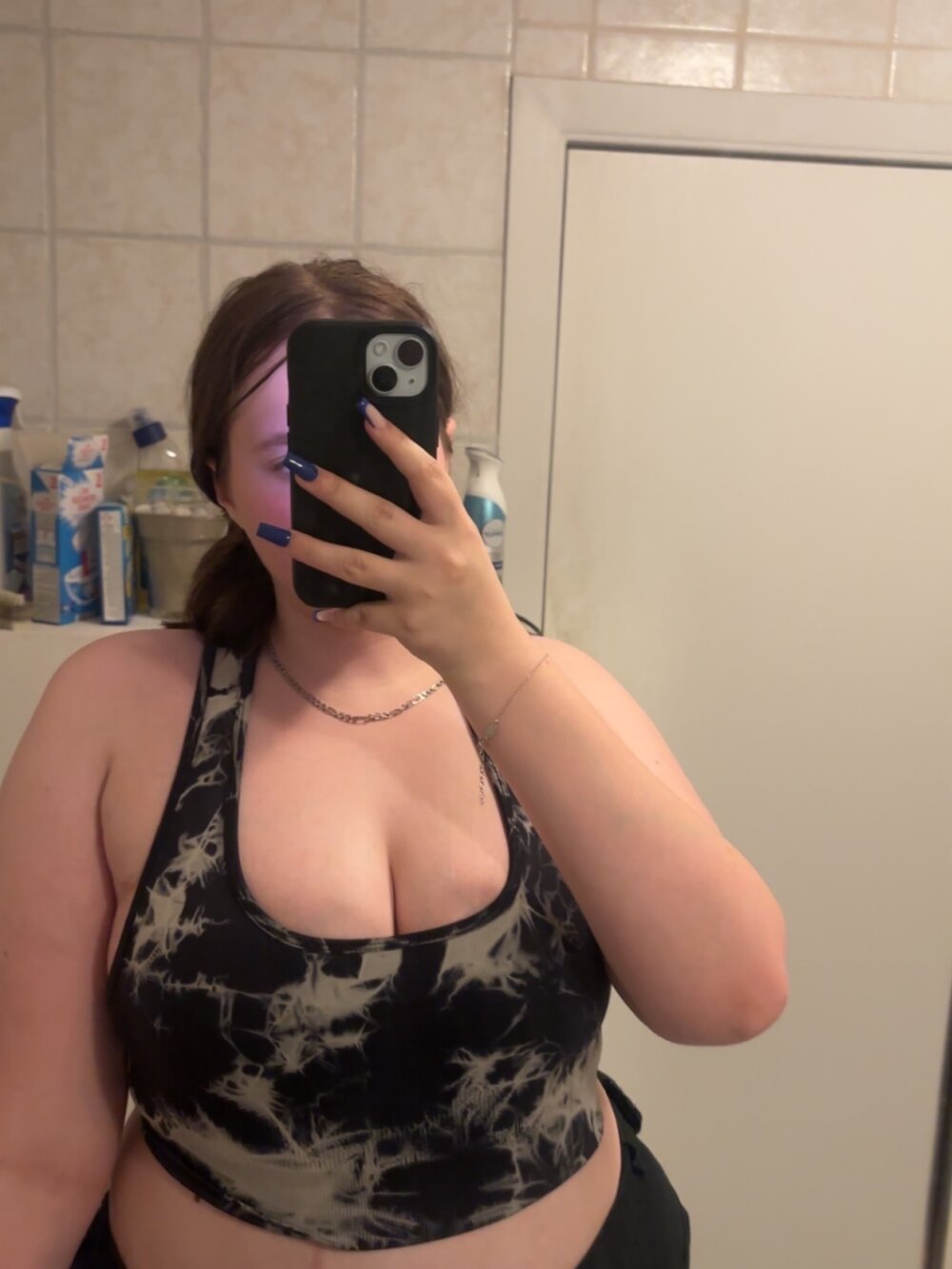 youngnele18 from stripchat