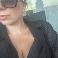 Emilyx90x's Offline Chat Room