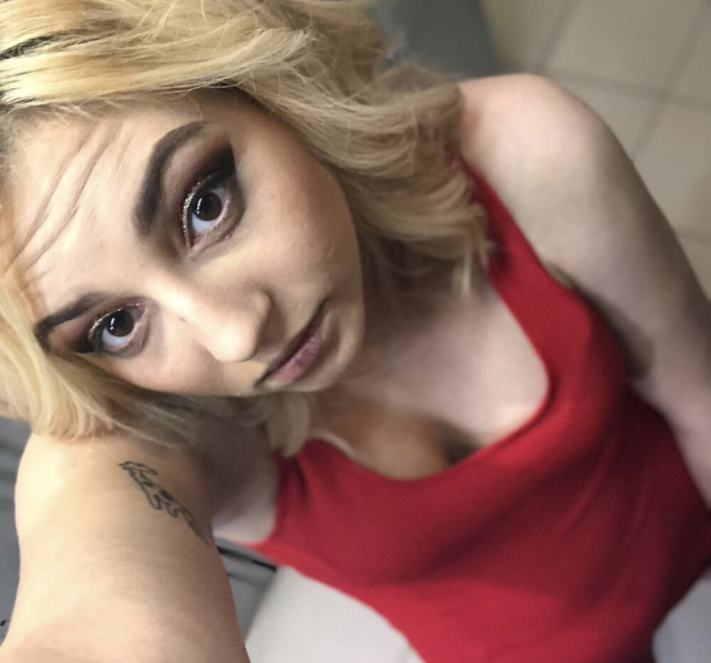 Lorine_Mariette's Offline Chat Room