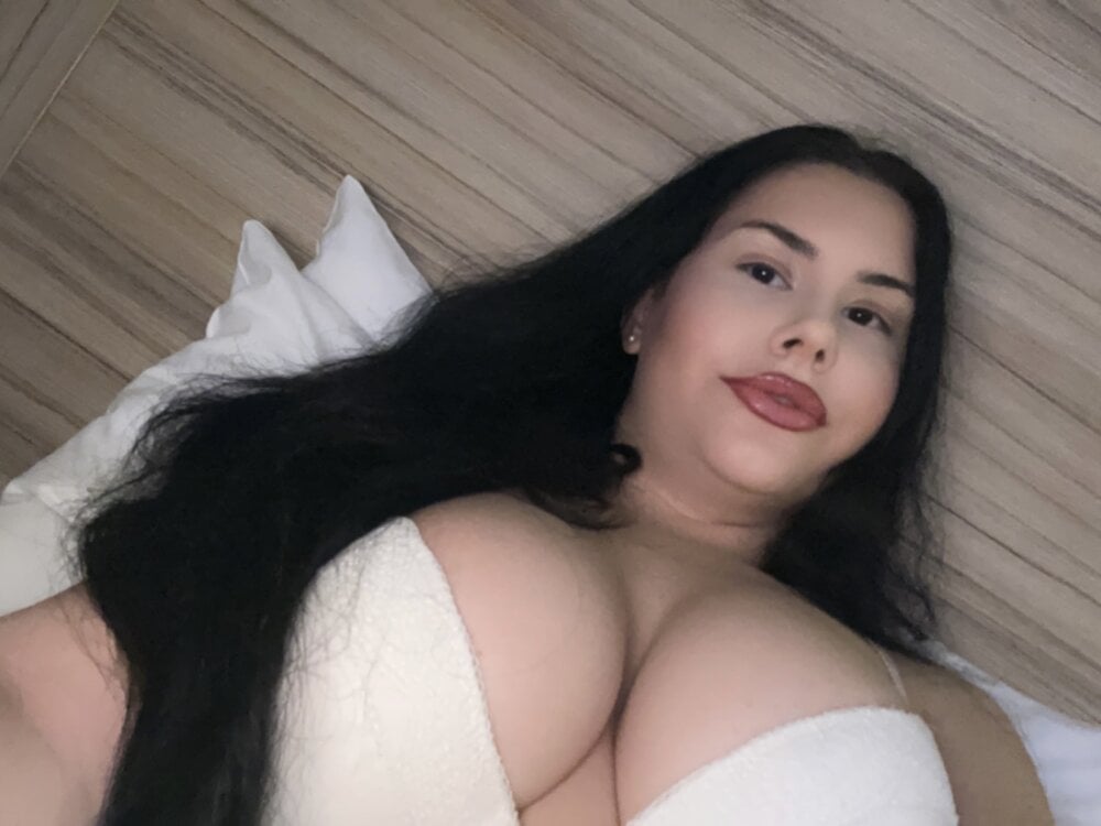 BrunetteBayBee