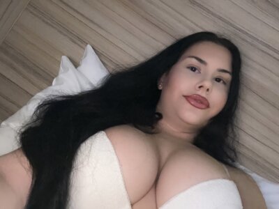 BrunetteBayBee