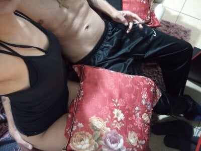Entre_Quatro_Paredes Couple Oilshow Free Webcam Strip