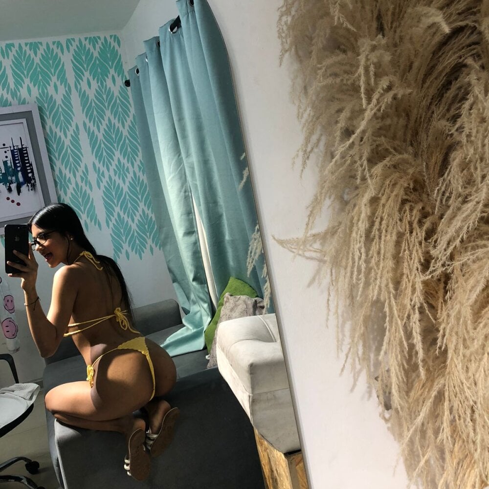 SeraphineCute live cam model at StripChat