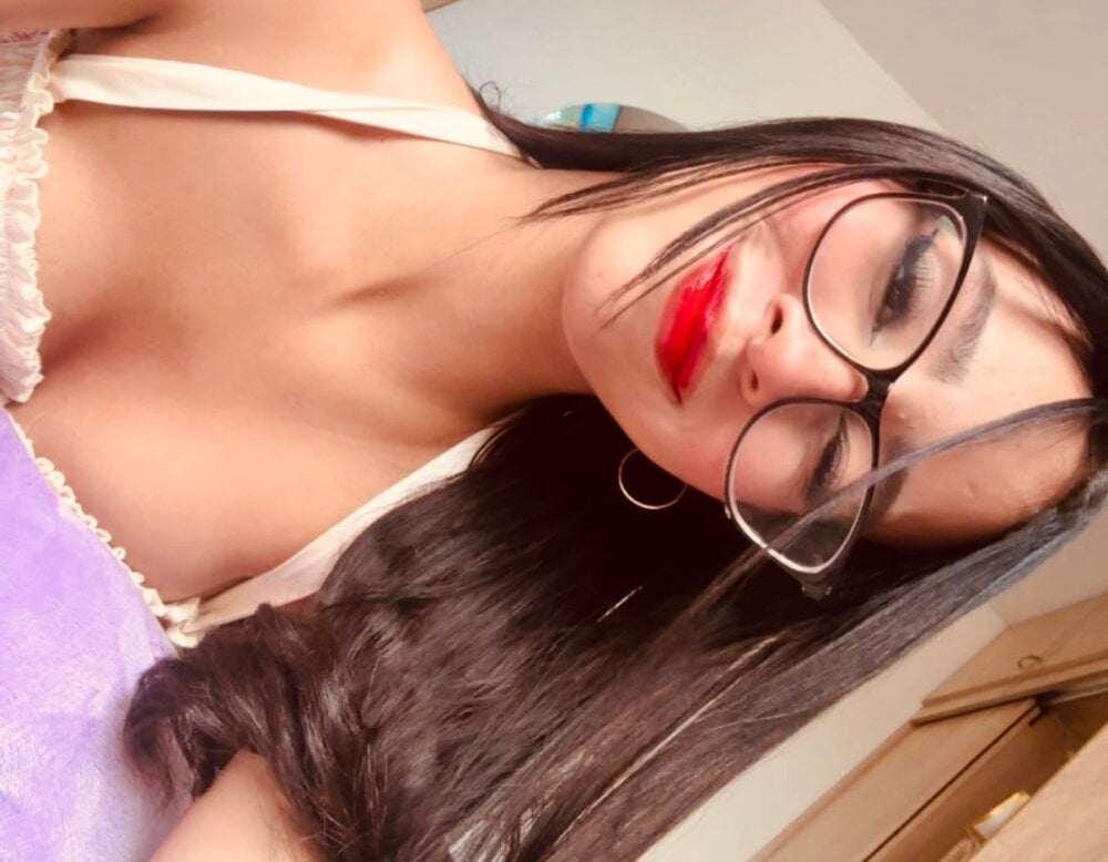 livesex.fan little_channel_ livesex profile in trimmed cams