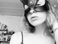 Laura_Biagiotti's Offline Chat Room