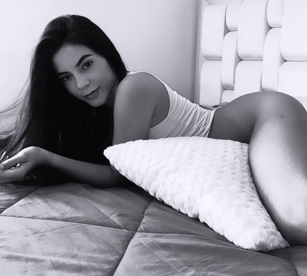 Violeta_Cass's Offline XXX Chat